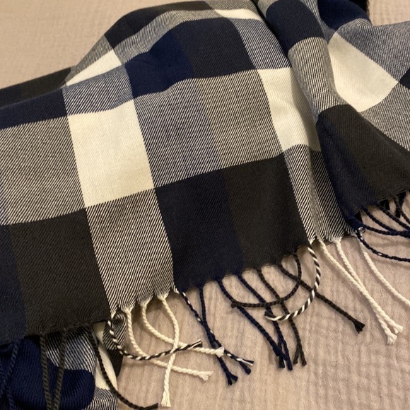 Plush scarf . Very good condition. 26”70” - Picture 6 of 7